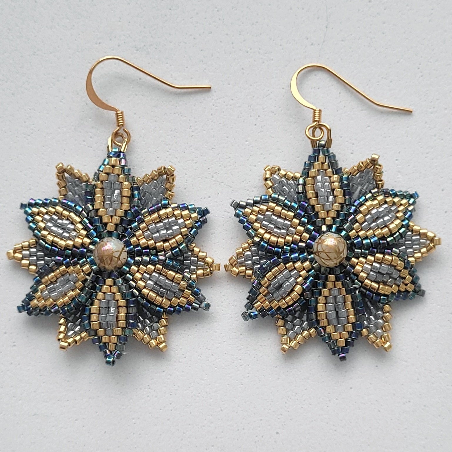 Pendientes de flores hechos a mano con cuentas miyuki