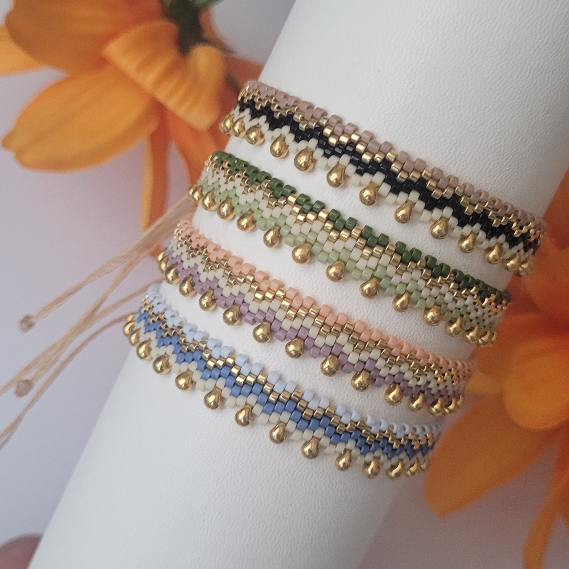 Pulseras hechas a mano con cuentas miyuki y cierre de macramé