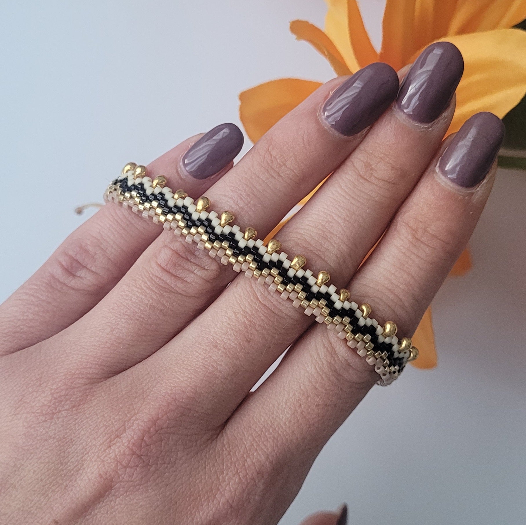 Pulseras hechas a mano con cuentas miyuki y cierre de macramé