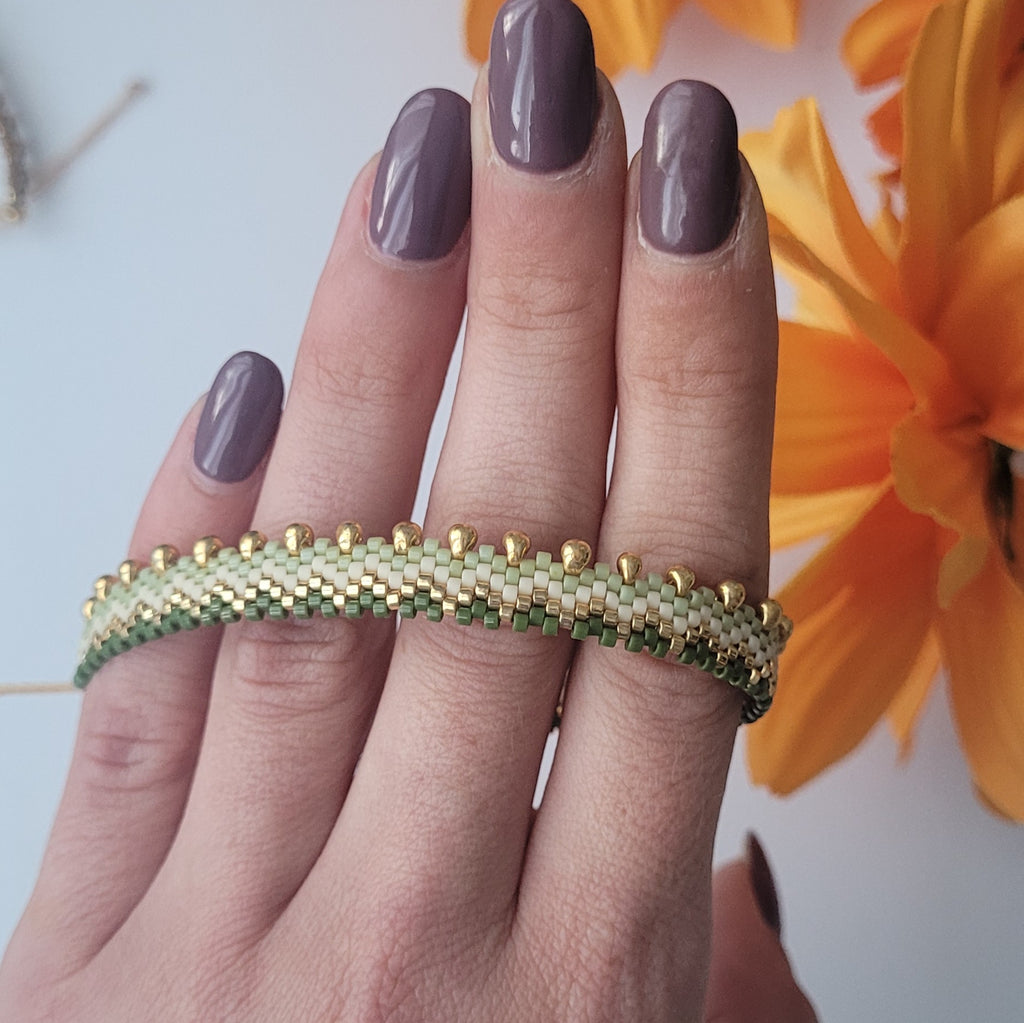 Pulseras hechas a mano con cuentas miyuki y cierre de macramé