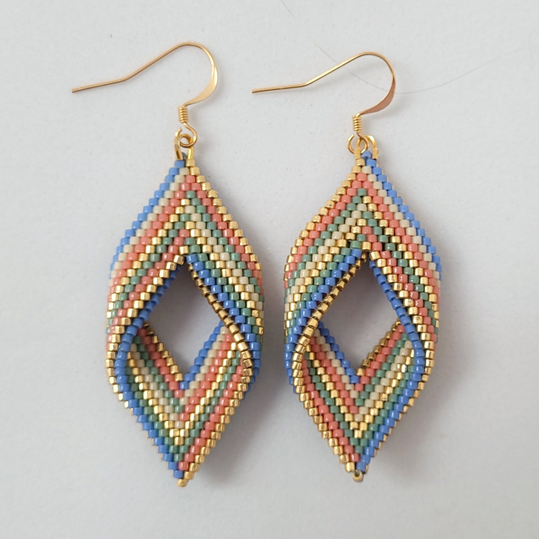 Pendientes colores hechos a mano con cuentas miyuki