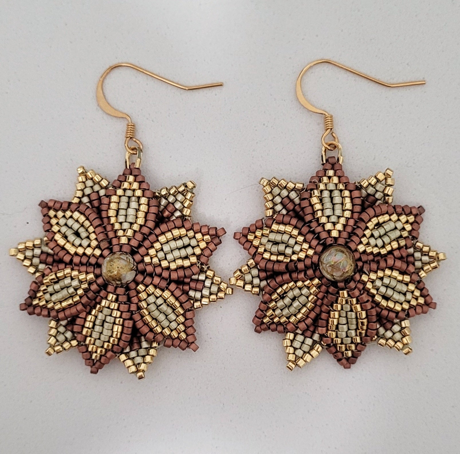 Pendientes de flores hechos a mano con cuentas miyuki