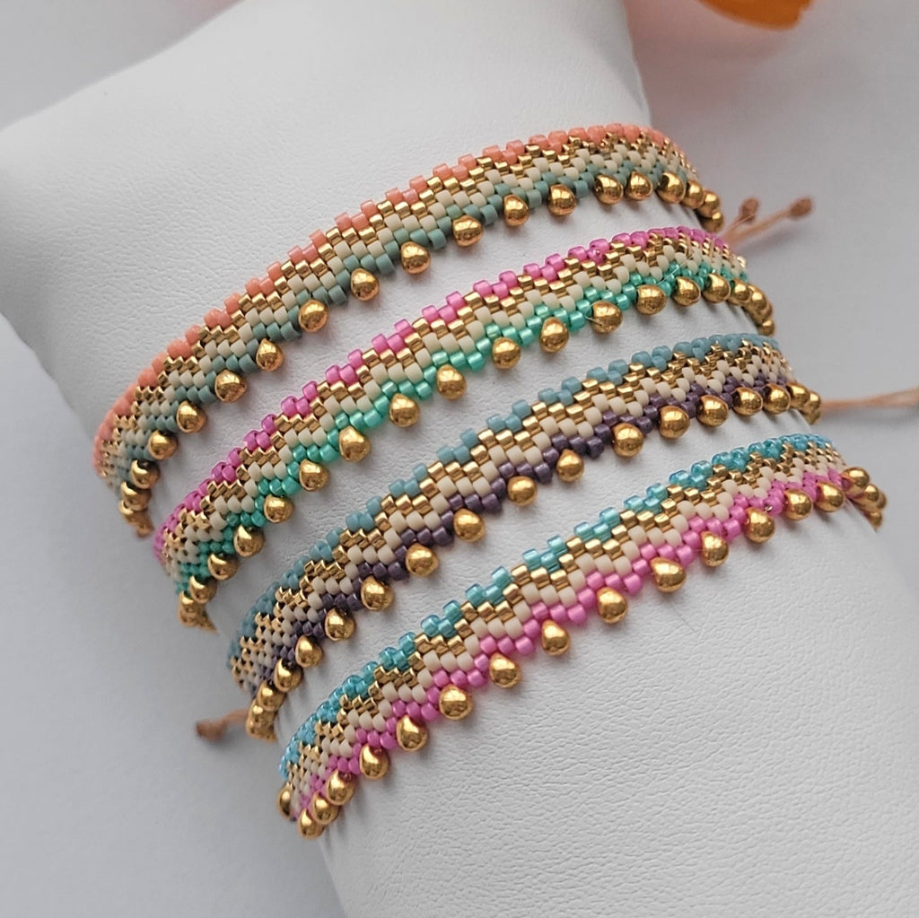 Pulseras hechas a mano con cuentas miyuki y cierre de macramé