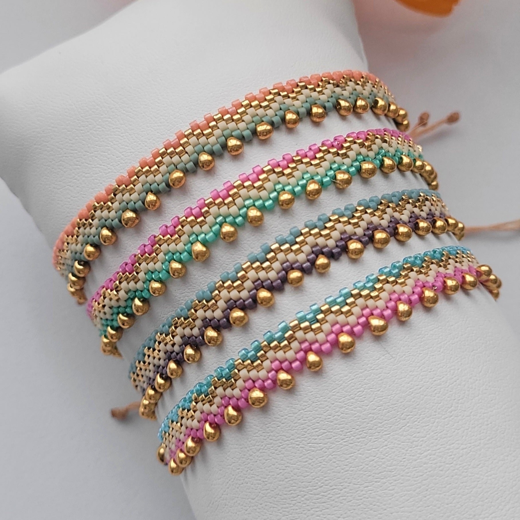 Pulseras hechas a mano con cuentas miyuki y cierre de macramé