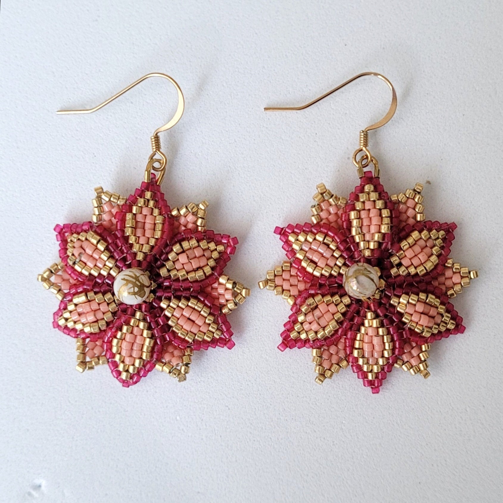Pendientes de flores hechos a mano con cuentas miyuki
