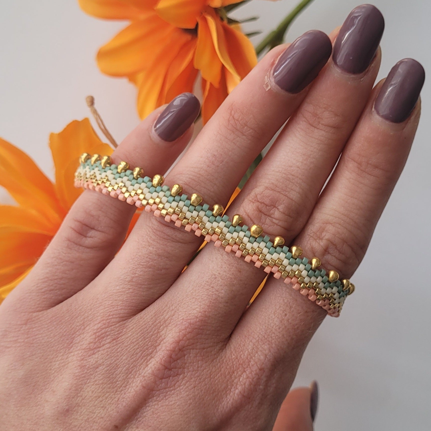 Pulseras hechas a mano con cuentas miyuki y cierre de macramé