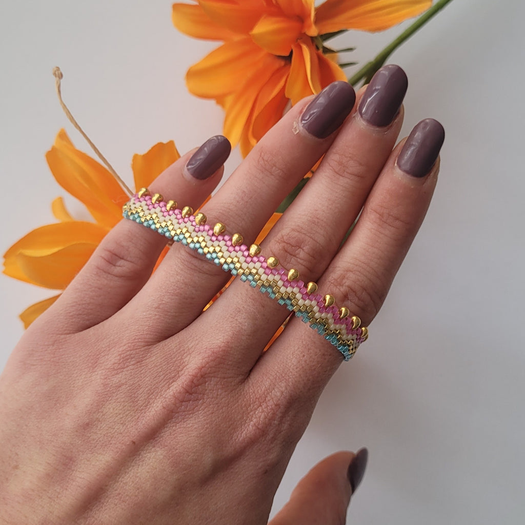 Pulseras hechas a mano con cuentas miyuki y cierre de macramé